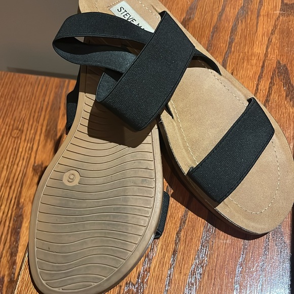 Flat sandals with elastic straps - Picture 2 of 3
